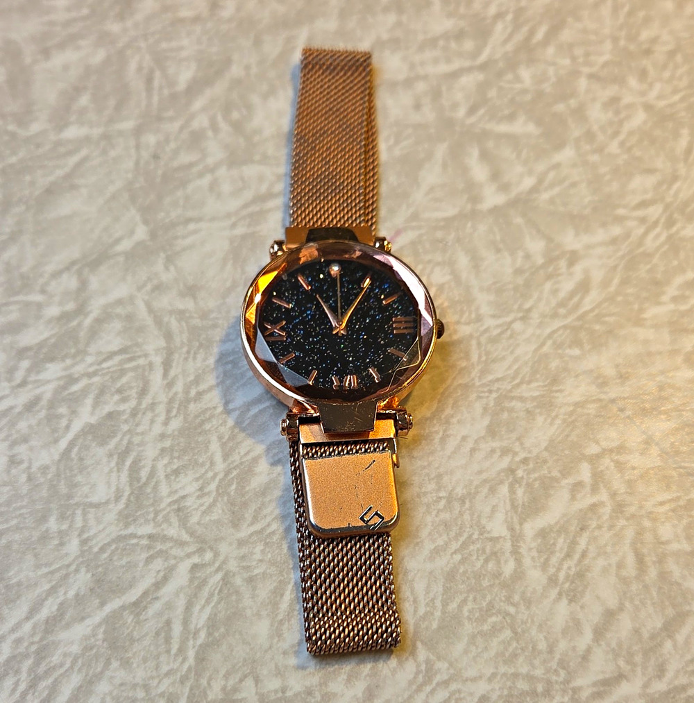Women’s Analog Wristwatch Gold Tone Black Dial Roman Numerals Magnetic Band